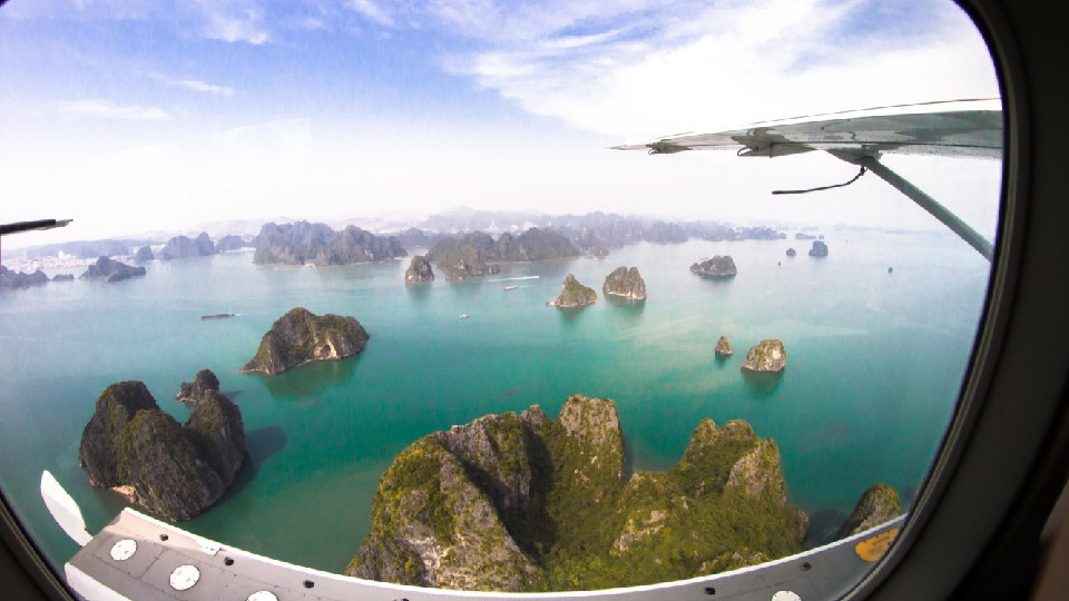 の画像 空と海から楽しむ!世界遺産ハロン湾遊覧飛行付きハロン湾クルーズツアー(昼食付)※往復高速道路利用 ※クルーズ船は混乗となります。※昼食の際は他のお客様とご一緒に食事する場合もございます。 #1 の画像 空と海から楽しむ!世界遺産ハロン湾遊覧飛行付きハロン湾クルーズツアー(昼食付)※往復高速道路利用 ※クルーズ船は混乗となります。※昼食の際は他のお客様とご一緒に食事する場合もございます。 #1