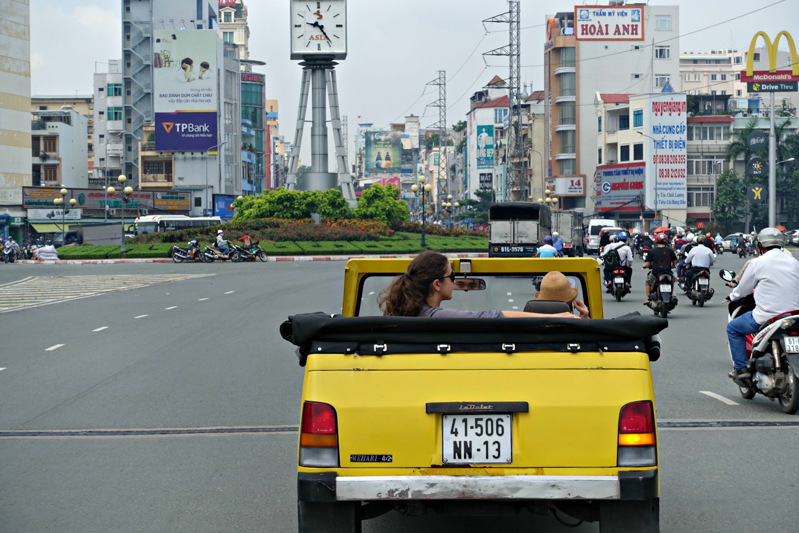 【午前発】シトロエンのクラシックカーでめぐる！ホーチミン市内観光 ディスカバリー ツアー （３時間プラン/ガイド同乗無し）